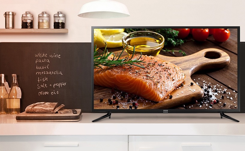 TV에 음식이 나오고 있습니다.