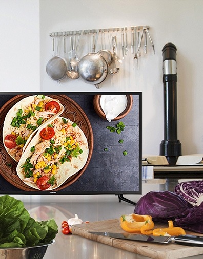 TV가 주방에 설치되어 있습니다.