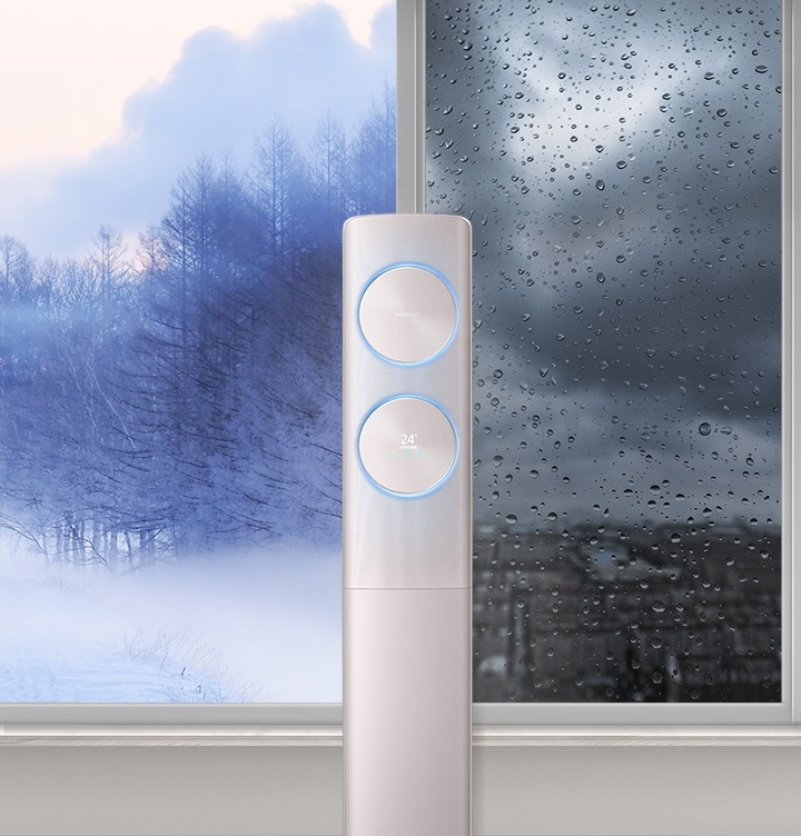 [물방울일 맺힌 창문 앞에 있는 에어컨을 보여주고 있습니다.]