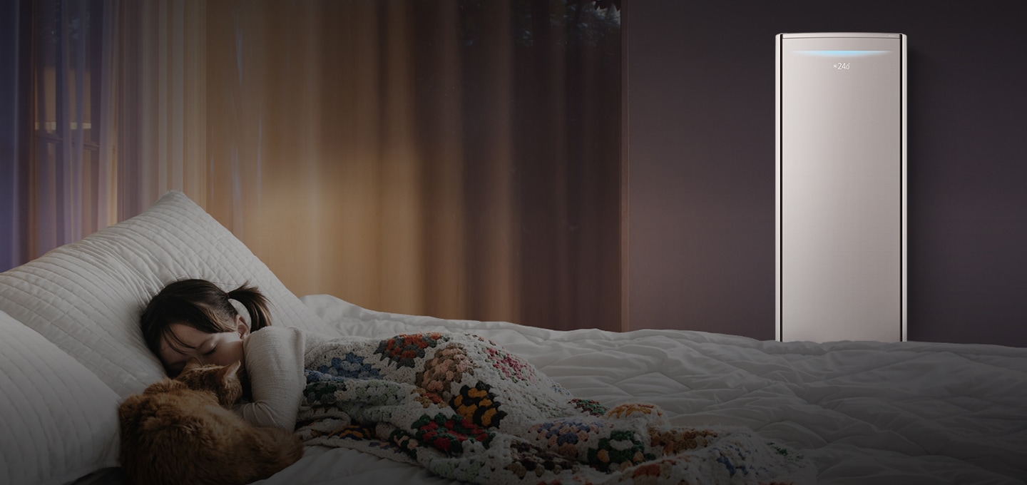 이미지 방안 하단에 침대에 고양이와 함께 여자 아이가 자고있는 모습이 보여지며 그 뒤로 무풍 갤러리 에어컨이 수면을 방해하지 않는 무풍 에어컨이 작동되어 있는 모습이 보여집니다. 