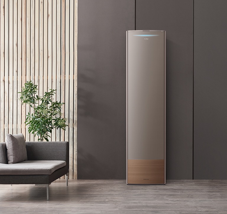 거실에 설치된 에어컨을 보여주고 있습니다.