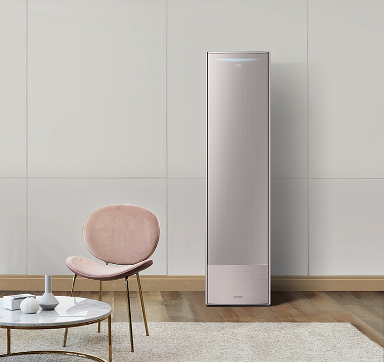 거실에 설치된 에어컨을 보여주고 있습니다.