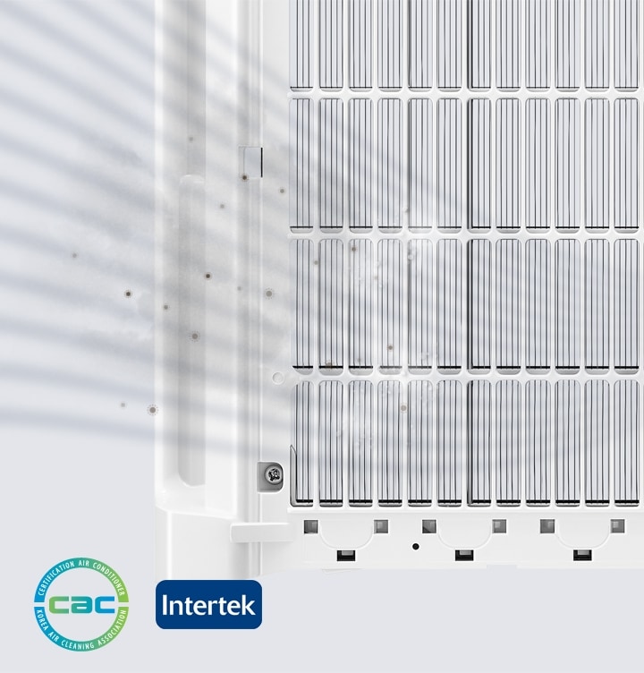 Q9500 제품의 필터가 클로즈업되어 보입니다. 필터 위로 각종 먼지가 보입니다. 좌측 하단에는 한국공기청정협회의 CAC 인증 마크와 인터텍 인증 마크가 보입니다.