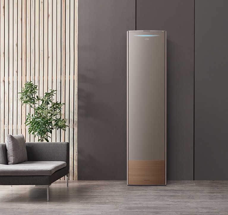 거실에 설치된 에어컨을 보여주고 있습니다.