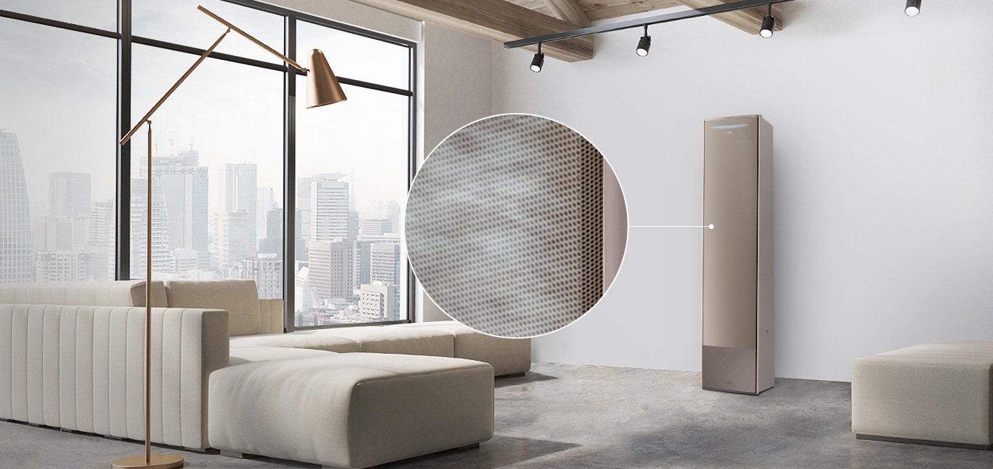  좌측에 큰창과 밖에는 도시의 모습이 보이는 거실모습에 무풍 에어컨이 설치되어 작동하고 있는 모습이 보여지며 무풍에어컨 마이크로 홀이 확대되어 바람이 나오는 모습이 보여집니다. 