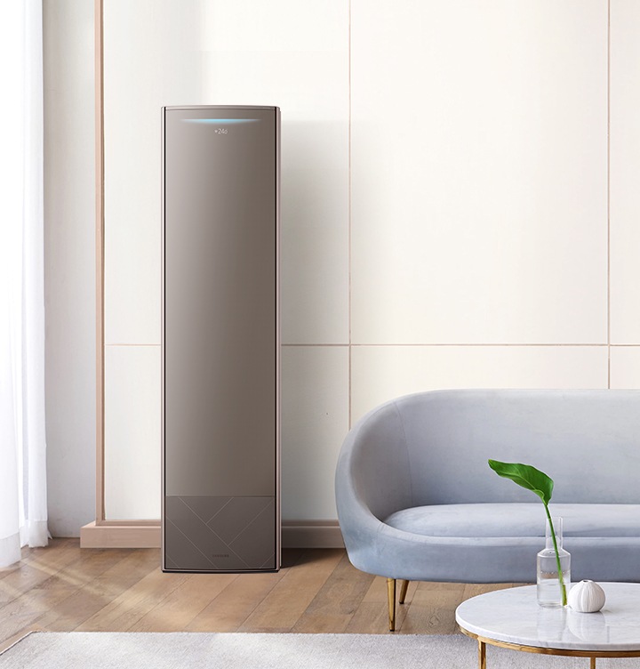 거실에 설치된 에어컨을 보여주고 있습니다.