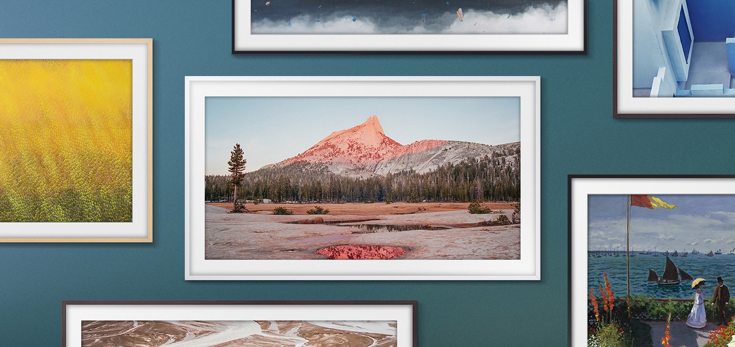 다양한 프레임이 벽에 전시되어 있습니다.