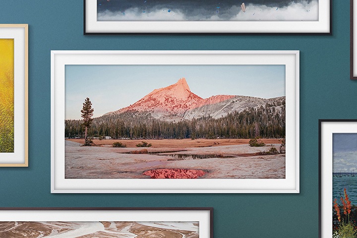 다양한 프레임이 벽에 전시되어 있습니다.