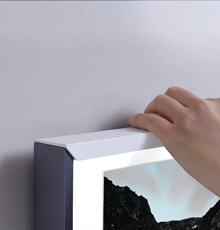 프레임을 설치하는 모습입니다.