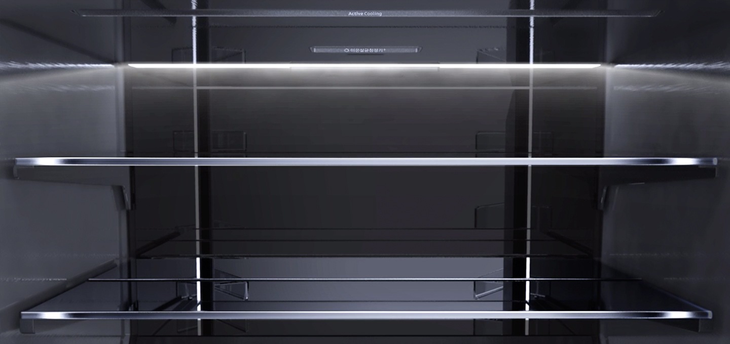 냉장실 후면에 블랙 글래스를 적용한 모습입니다. 조명에 따라 빛을 반사하는 블랙 글래스 덕분에 냉장실 내부가 한층 넓고 시원해 보이는 느낌을 줍니다. 