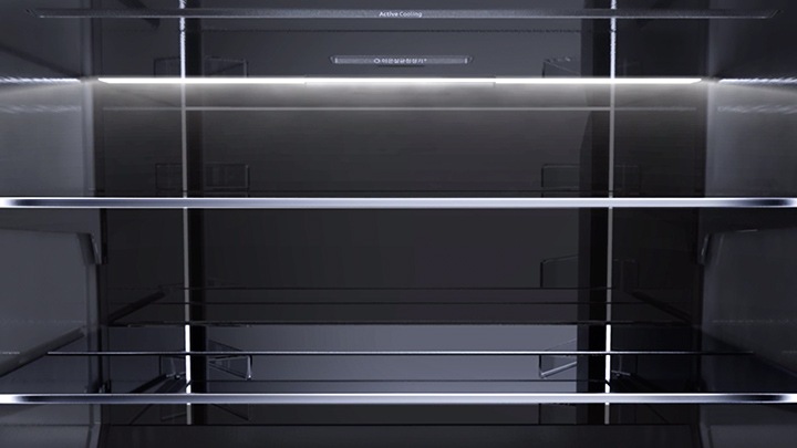 냉장실 후면에 블랙 글래스를 적용한 모습입니다. 조명에 따라 빛을 반사하는 블랙 글래스 덕분에 냉장실 내부가 한층 넓고 시원해 보이는 느낌을 줍니다. 