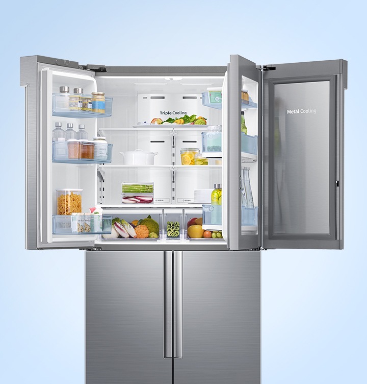 음식이 있는 냉장고의 상칸도어, 푸드쇼케이스가 열려있습니다.