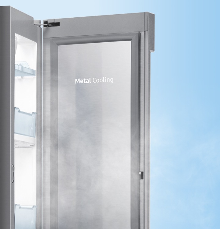 푸드쇼케이스가 열린 모습이 확대되어 보여지고 열린 문안에서 냉기가 흘러나오는 모습입니다.