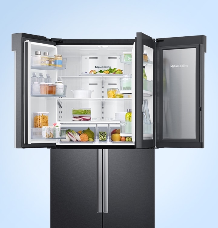 음식이 있는 냉장고의 상칸도어, 푸드쇼케이스가 열려있습니다.