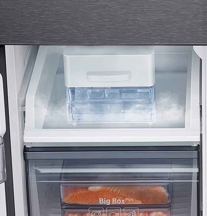 냉동실 내부 트위스트 아이스 메이커 확대 모습입니다.
