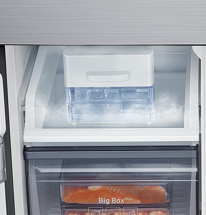 냉동실 내부 트위스트 아이스 메이커 확대 모습입니다.