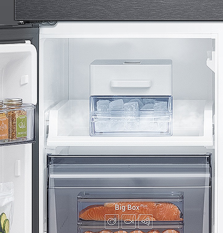 냉동실 내부 트위스트 아이스 메이커 확대 모습입니다.