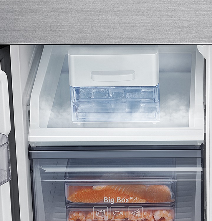 냉동실 내부 트위스트 아이스 메이커 확대 모습입니다.