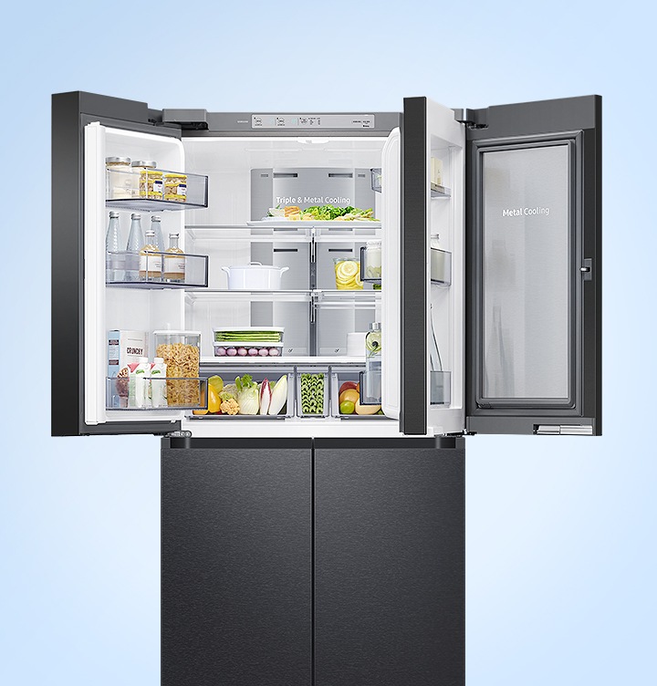 음식이 있는 냉장고의 상칸도어, 푸드쇼케이스가 열려있습니다