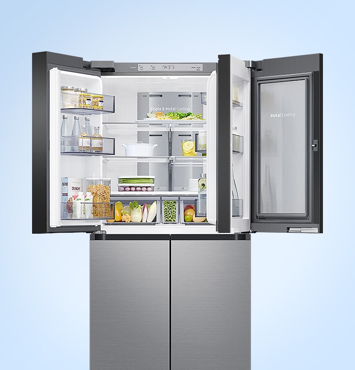 음식이 있는 냉장고의 상칸도어, 푸드쇼케이스가 열려있습니다