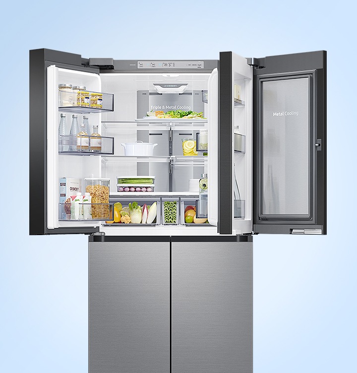 음식이 있는 냉장고의 상칸도어, 푸드쇼케이스가 열려있습니다