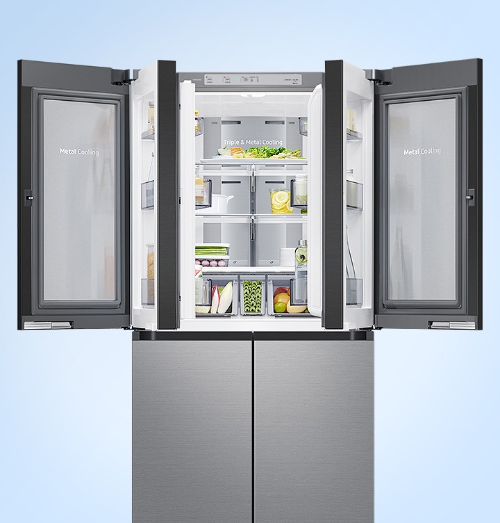 음식이 있는 냉장고의 상칸도어, 듀얼쇼케이스가 열려있습니다