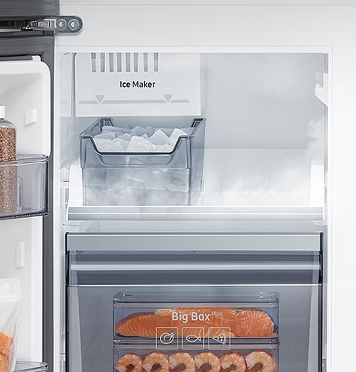 냉장고 하칸 왼쪽에 빅 아이스메이커를 활용하여 충분한 얼음이 만들어진 이미지입니다.