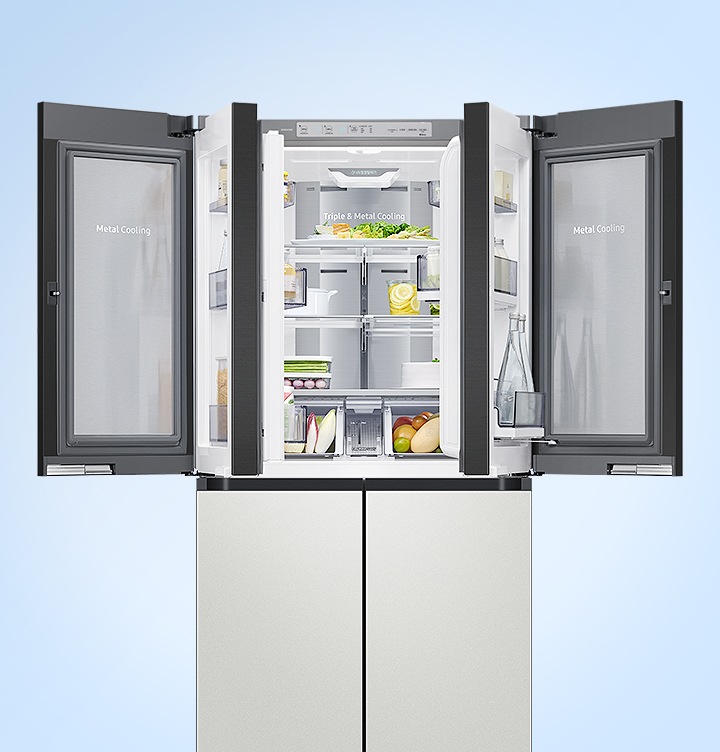 음식이 있는 냉장고의 상칸도어, 듀얼쇼케이스가 열려있습니다