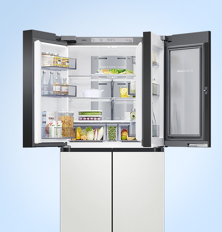 음식이 있는 냉장고의 상칸도어, 푸드쇼케이스가 열려있습니다