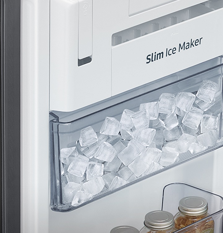 냉동실 슬림 아이스메이커 확대 모습입니다.