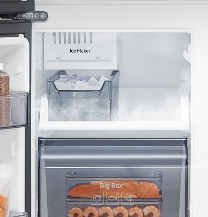 냉동실 슬림 아이스메이커 확대 모습입니다.