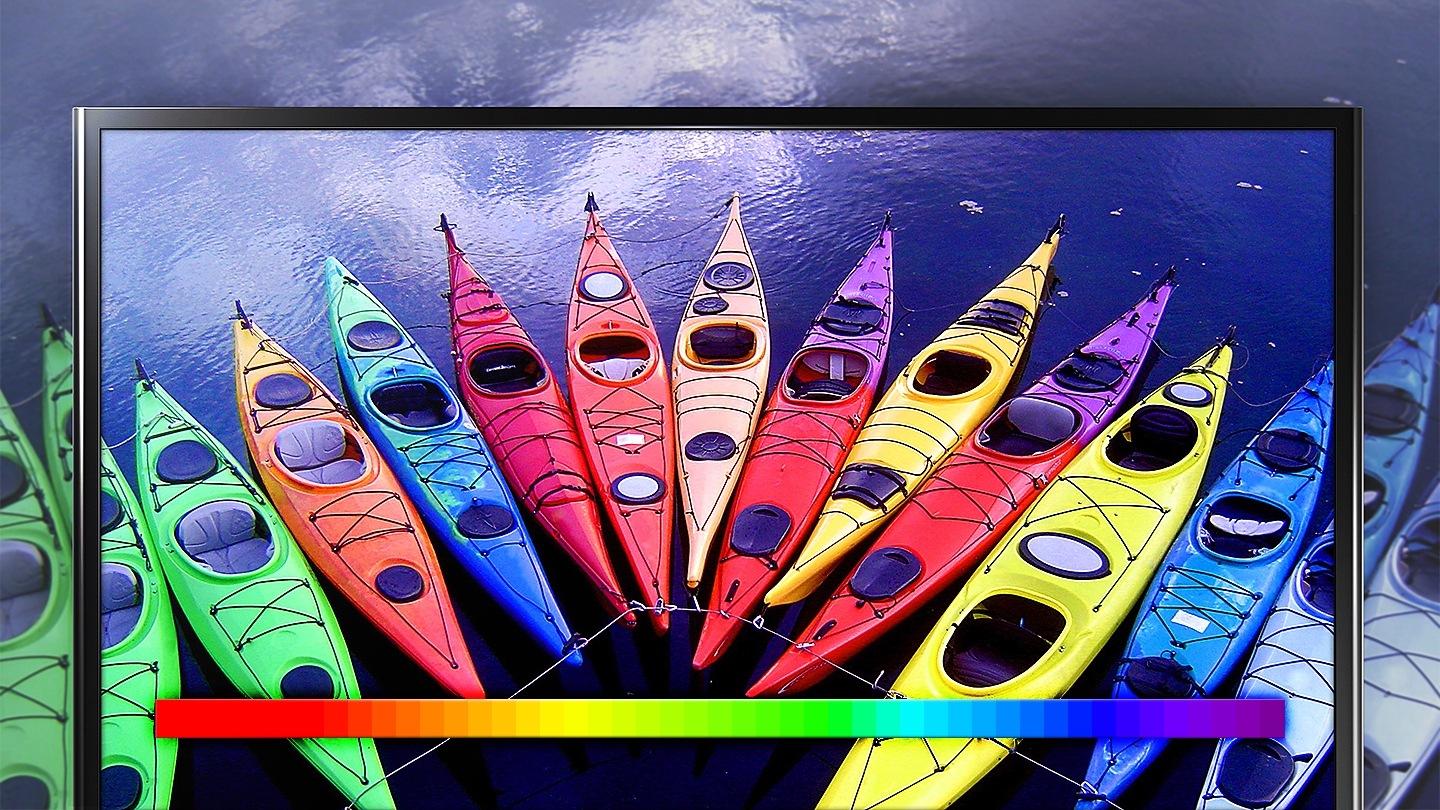 강가의 모습이 보이며 빨강, 노랑, 주황, 연두, 초록 등 형형 색색의 카약이 나란히 놓여져 있습니다. TV 화면에서 보이는 이미지가 더욱 선명하게 보입니다. 