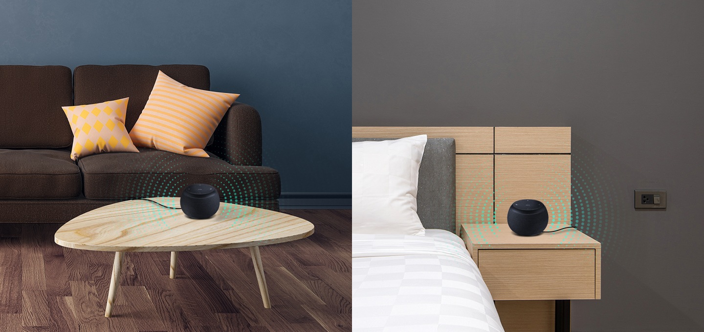 탁자 위 갤럭시 홈 미니와, 침대 옆 탁자 위 갤럭시 홈 미니가 노출되어 있는 이미지 입니다.