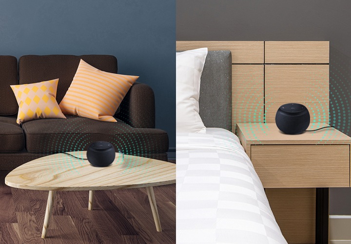 탁자 위 갤럭시 홈 미니와, 침대 옆 탁자 위 갤럭시 홈 미니가 노출되어 있는 이미지 입니다.