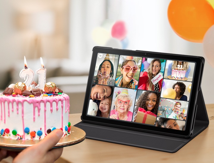 태블릿 영상통화로 여러명의 사람들과 생일을 함께 축하하는 모습이 보입니다.
