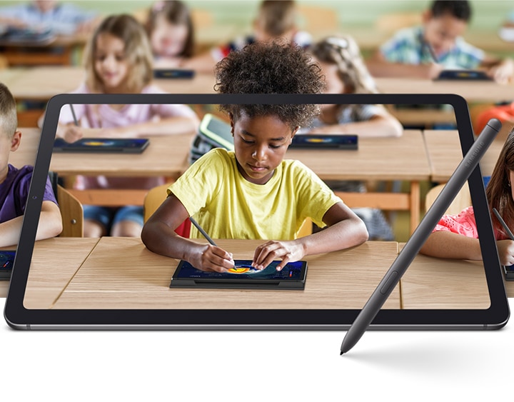 아이들이 교실에서 수업하고 있는 모습이 갤럭시 탭 S6 Lite 화면에 담겨있습니다.