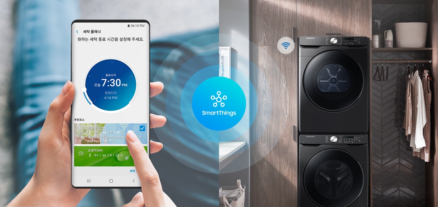 좌측엔 세탁 플래너 앱이 켜져 있는 디바이스, 우측엔 삼성 세탁기+건조기가 결합된 모델을 보여주고 있습니다.