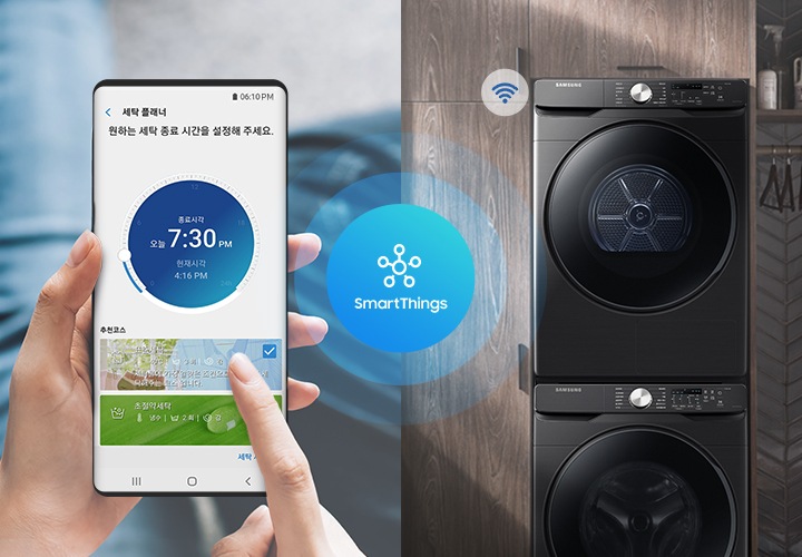 좌측엔 세탁 플래너 앱이 켜져 있는 디바이스, 우측엔 삼성 세탁기+건조기가 결합된 모델을 보여주고 있습니다.