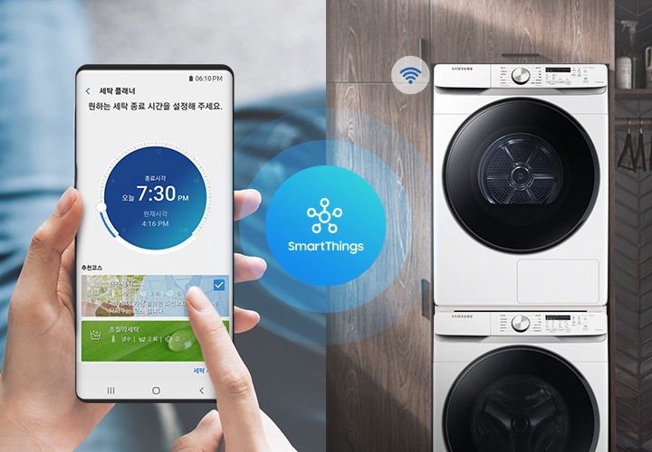 좌측엔 세탁 플래너 앱이 켜져 있는 디바이스, 우측엔 삼성 세탁기+건조기가 결합된 모델을 보여주고 있습니다.