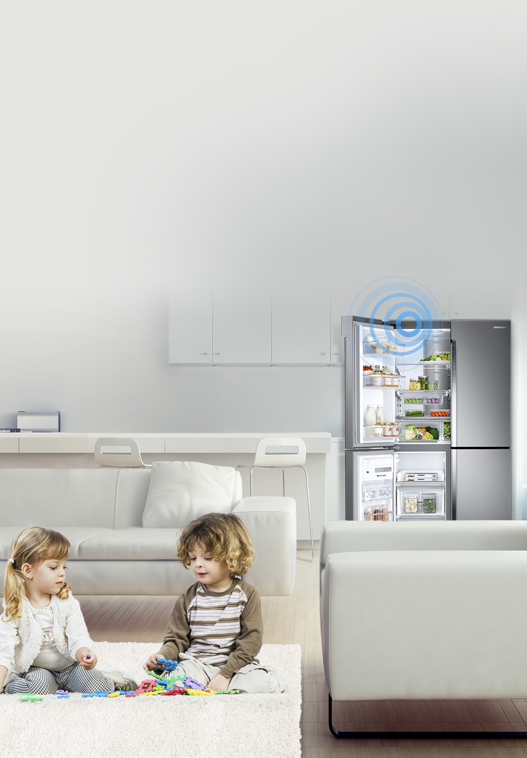 거실에서 아이들이 장남감을 가지고 놀고있습니다. 거실 뒤 주방에서는 왼쪽 문이 열려있는 냉장고 위로 알람 기능을 나타내고 있습니다.
