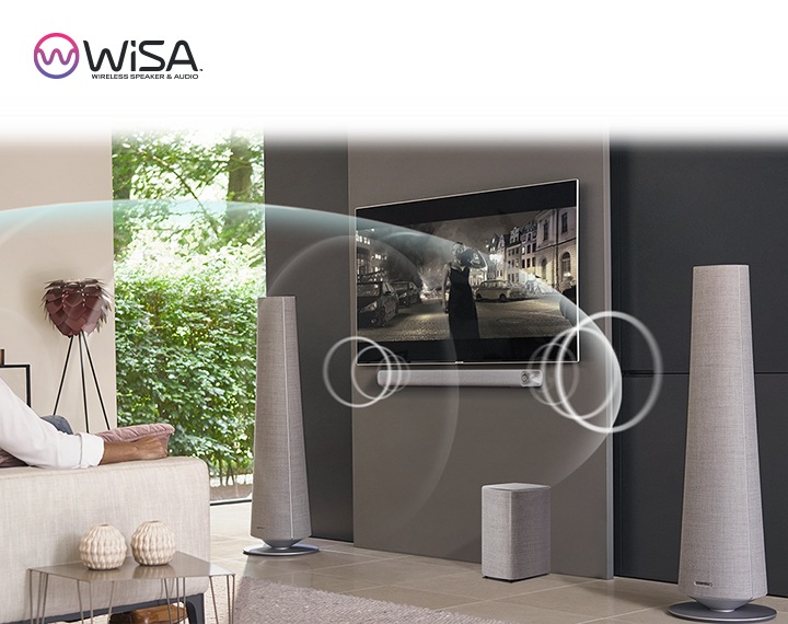 [사용자들이 TV를 보고 있고 cí~tátí~óñ 제품에서 나오는 음파효과가 사용자를 향해 닿아 있습니다.]