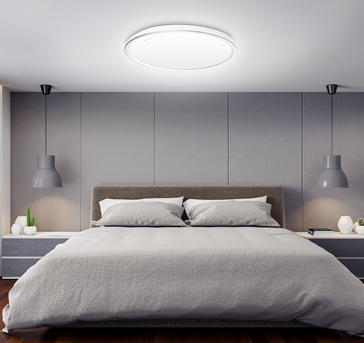 침실을 보여주고있고 천장엔 제품이 설치되어 불이 켜져 있습니다.