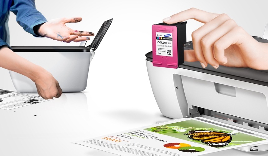 삼성 정품 잉크가 고장 없이 안전함을 보여주는 컷으로서, 좌측에 비정품잉크를 사용한 프린터는 잉크고장이 났고, 우측에 삼성 정품 잉크를 사용한 프린터는 고장없이 출력물이 보이고 있습니다.