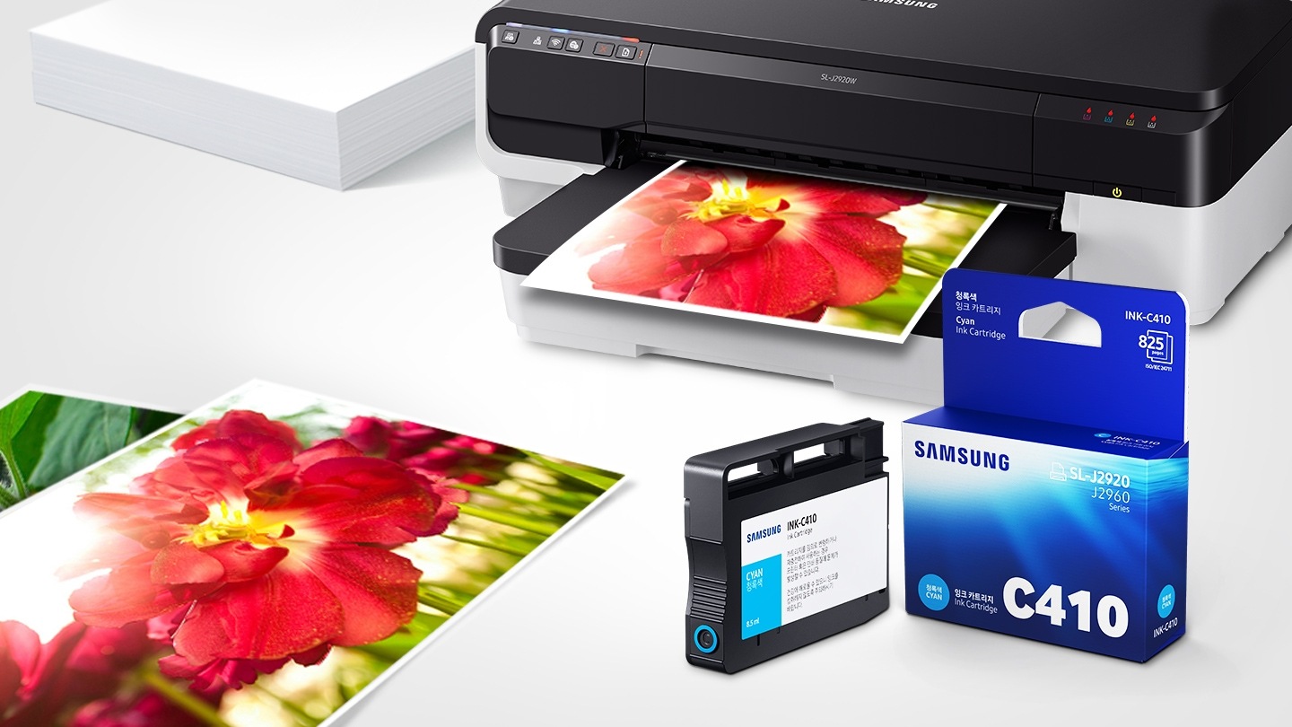 위쪽 삼성 프린터에서 출력물이 나오고 있고, 아래쪽 INK-c410 제품과 박스가 있습니다.