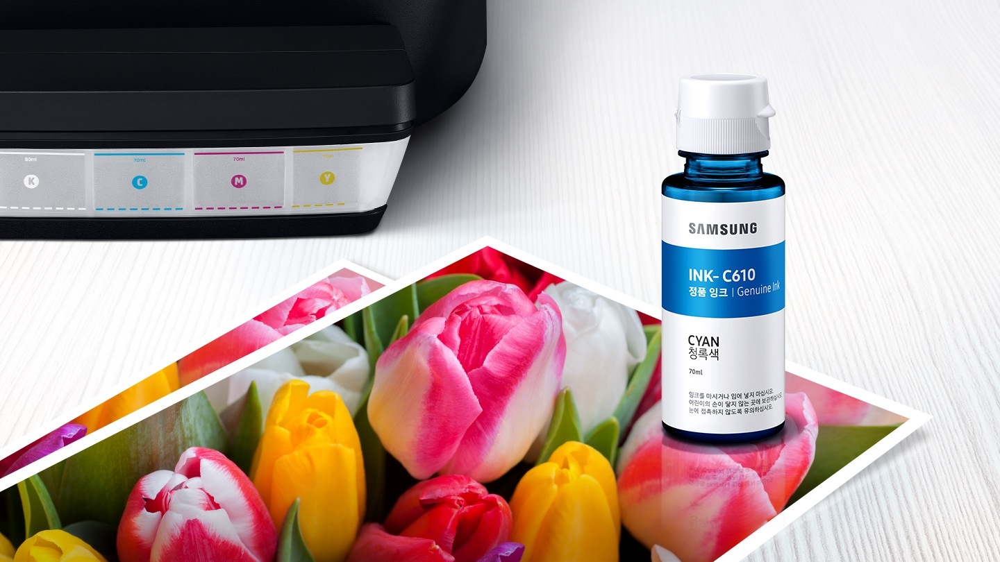 이미지 왼쪽 상단 부분에는 프린터 제품 이미지가 있고 이미지 하단 부분에는 꽃이 출력된 출력물 위에 잉크 정면 이미지가 있습니다.