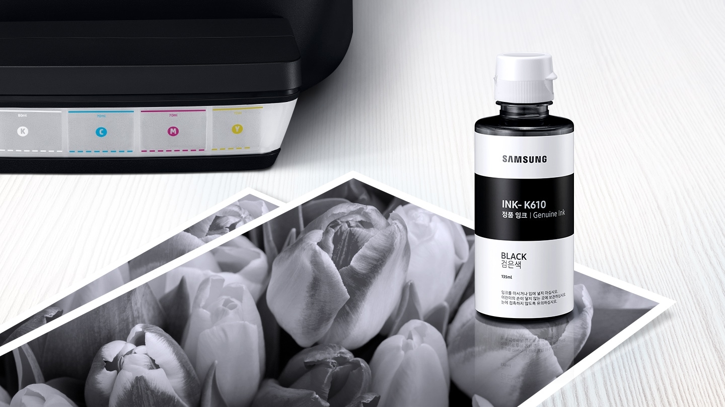 이미지 왼쪽 상단 부분에는 프린터 제품 이미지가 있고 이미지 하단 부분에는 꽃이 출력된 출력물 위에 잉크 정면 이미지가 있습니다.
