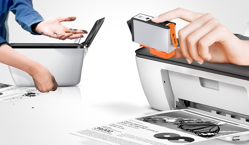 삼성 정품 잉크가 고장 없이 안전함을 보여주는 컷으로서, 좌측에 비정품잉크를 사용한 프린터는 잉크고장이 났고, 우측에 삼성 정품 잉크를 사용한 프린터는 고장없이 출력물이 보이고 있습니다.