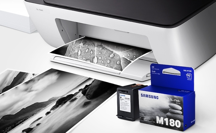 위쪽 삼성 프린터에서 출력물이 나오고 있고, 아래쪽 INK-M180 제품과 박스가 있습니다.