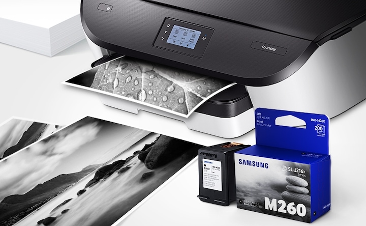 위쪽 삼성 프린터에서 출력물이 나오고 있고, 아래쪽 INK-M260 제품과 박스가 있습니다.