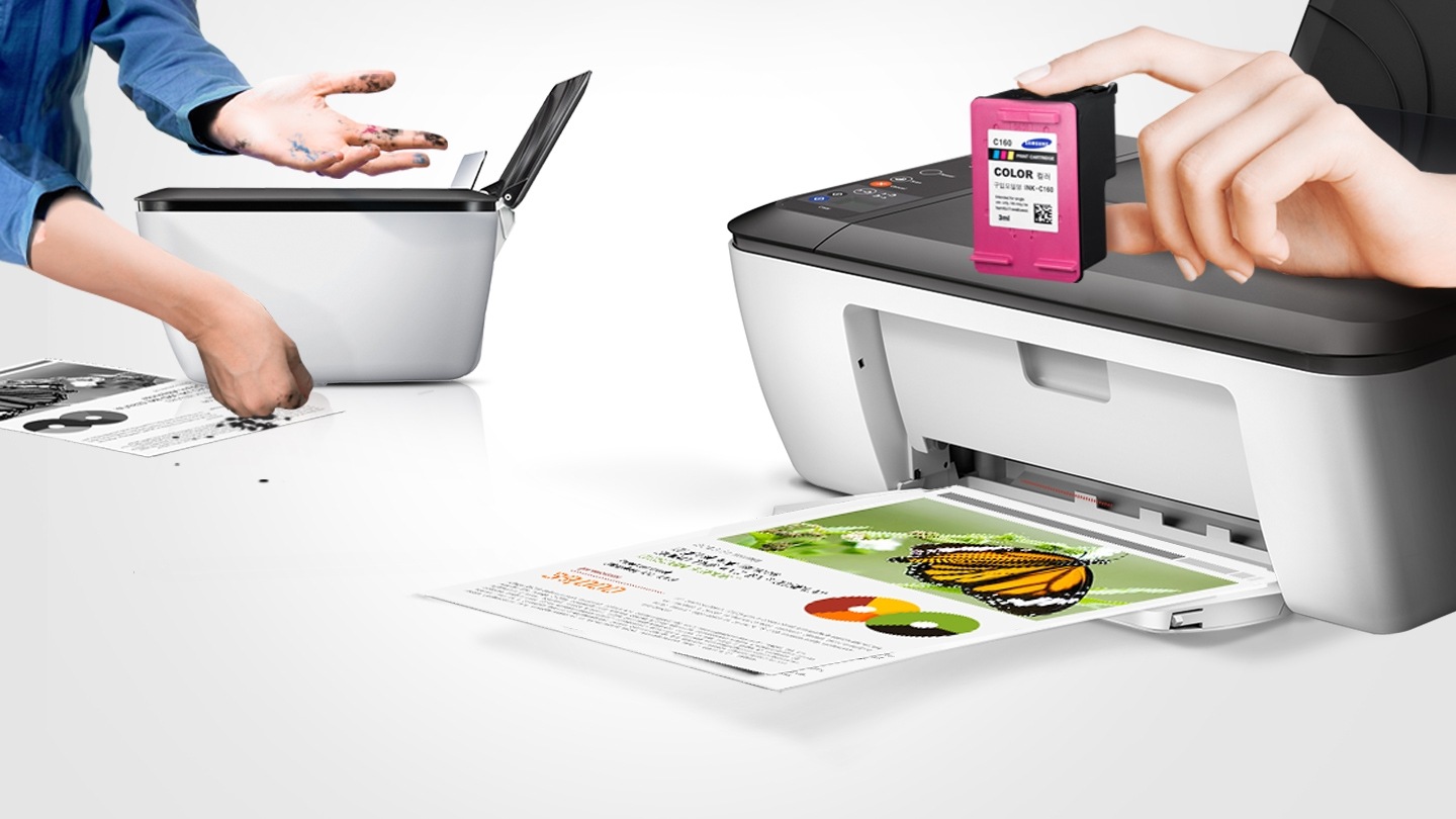 삼성 정품 잉크가 고장 없이 안전함을 보여주는 컷으로서, 좌측에 비정품잉크를 사용한 프린터는 잉크고장이 났고, 우측에 삼성 정품 잉크를 사용한 프린터는 고장없이 출력물이 보이고 있습니다.